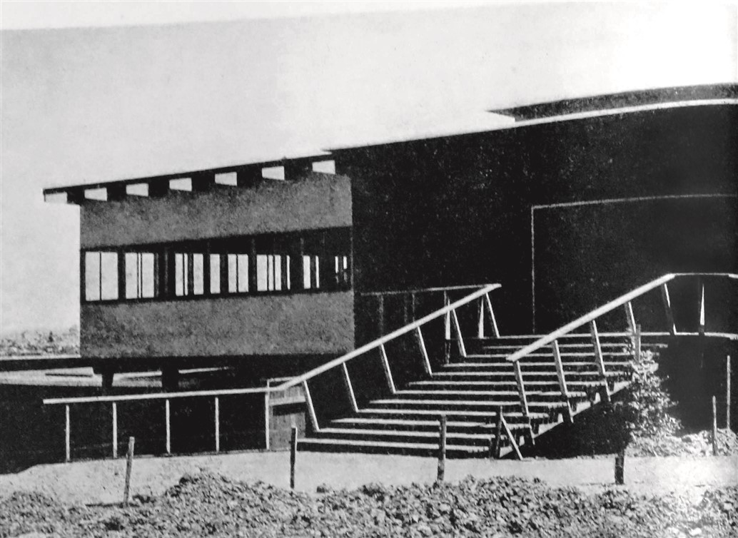 Ejemplos de viviendas y edificios comunitarios construidos durante la guerra en
la Costa Oeste. Cafetería en Vallejo, California