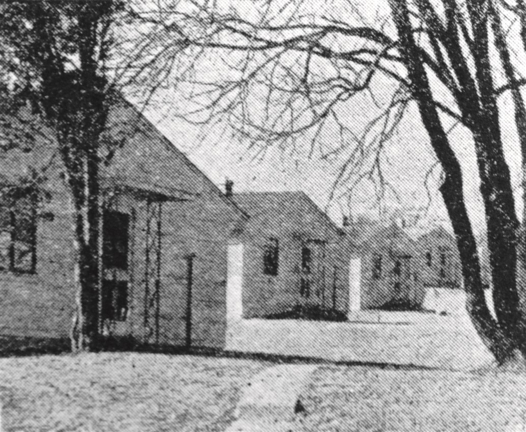 Ejemplos de viviendas y edificios comunitarios construidos durante la guerra en
la Costa Oeste