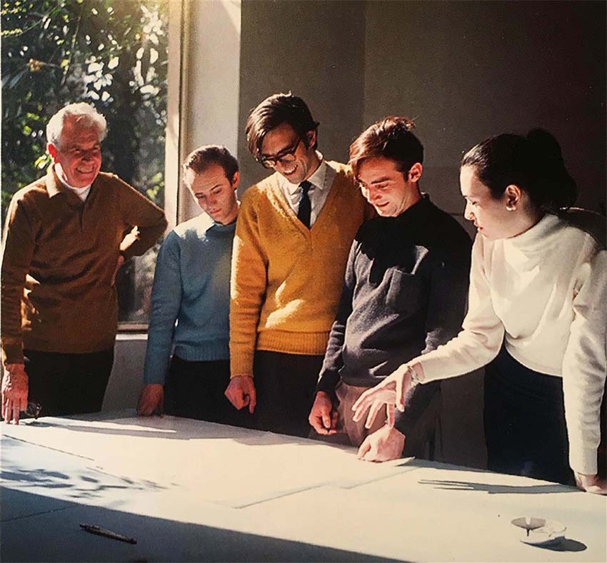 Amancio Williams en su taller, con un grupo de jóvenes discípulos