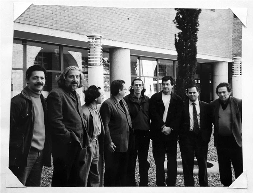 
Integrantes del Grupo R en el acceso al Centro Cultural Parque de España.