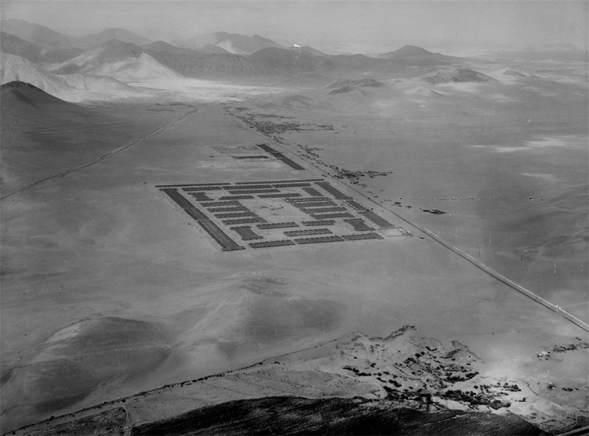 Ciudad
de Dios, 1954-1958 en obra con la invasión del mismo nombre al fondo, en Surco,Lima. Santiago Agurto y Manuel Valega
arquitectos (Corporación Nacional de la Vivienda).