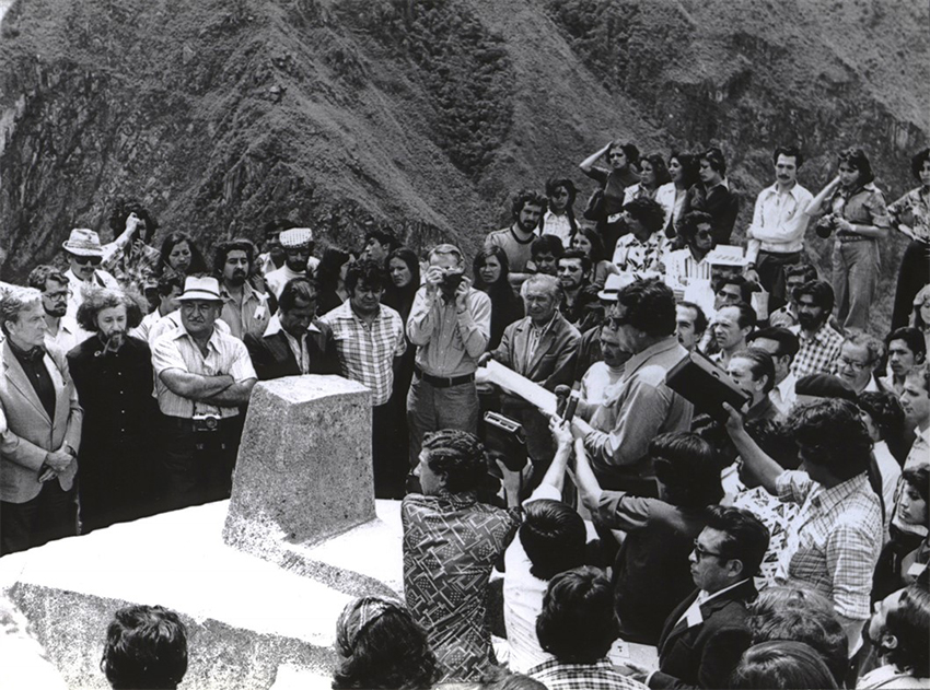 Lectura de la Carta de Machu Picchu, 12 de diciembre de 1977. Santiago Agurto y
Luis Miró Quesada en primera fila escuchan atentos. 