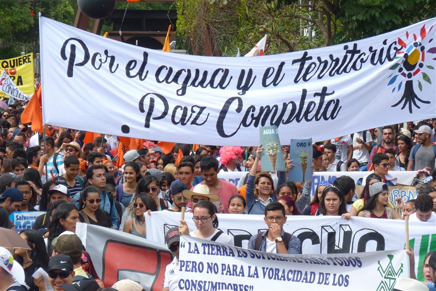 Marcha por la defensa del agua del páramo
de Santurban en la ciudad de Bucaramanga. Estudiantes de la UniversidadIndustrial de Santander participan activamente en la movilización.
