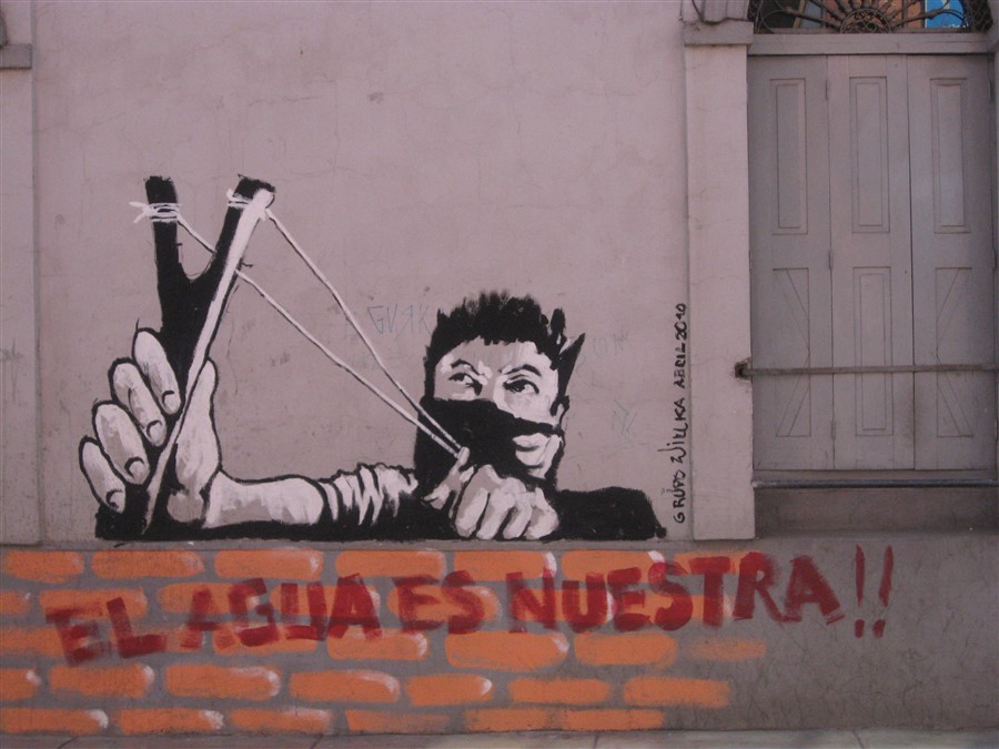 Mural urbano en la ciudad de Cochabamba, pintado por el
Grupo Wilka (grupo de artistas radicales). Expresión de arte urbano como partede la lucha social por el agua.