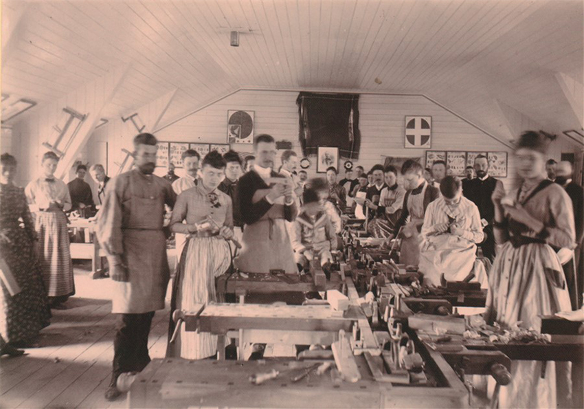  Interior from the
Craft School, 1889 / Interior del taller de slöjd. En el centro, Pizzurno.