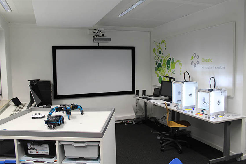 Zona de aprendizaje Creación equipada con impresoras 3D y equipos robóticos en
el FCL