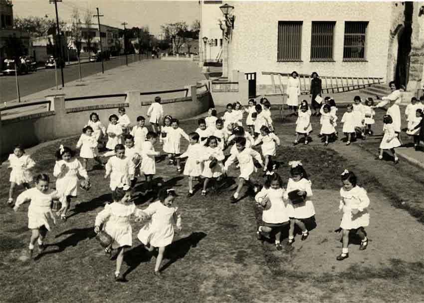 Escuela Normal de Santa Fe. Patio para el
recreo escolar sobre la vereda. Proyecto de la DNA, 1936.
