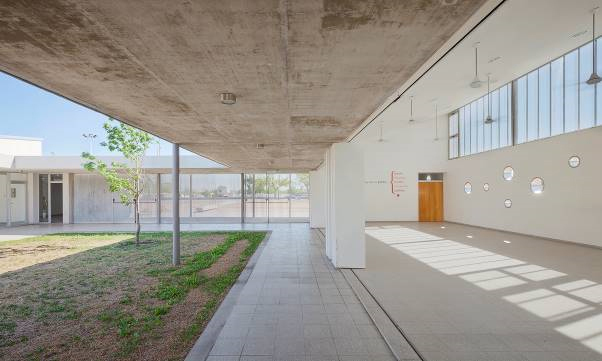 Jardín municipal Barranquitas Sur,
integración del salón común con uno de los patios centrales y la explanada deacceso, Santa Fe, 2012.