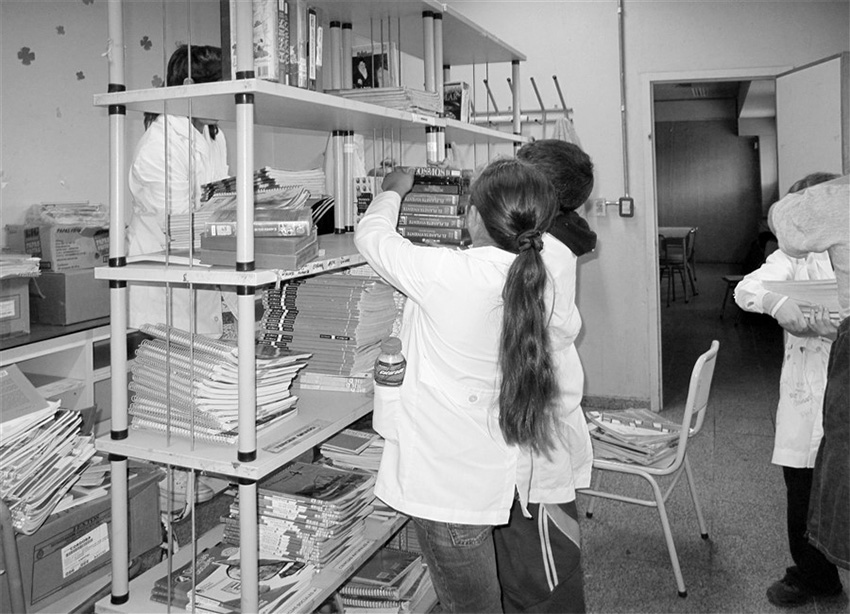 Estudiantes organizando el espacio
y los recursos de la biblioteca de su escuela. Escuela ubicada en laperiferia noroeste de la ciudad de Córdoba. 