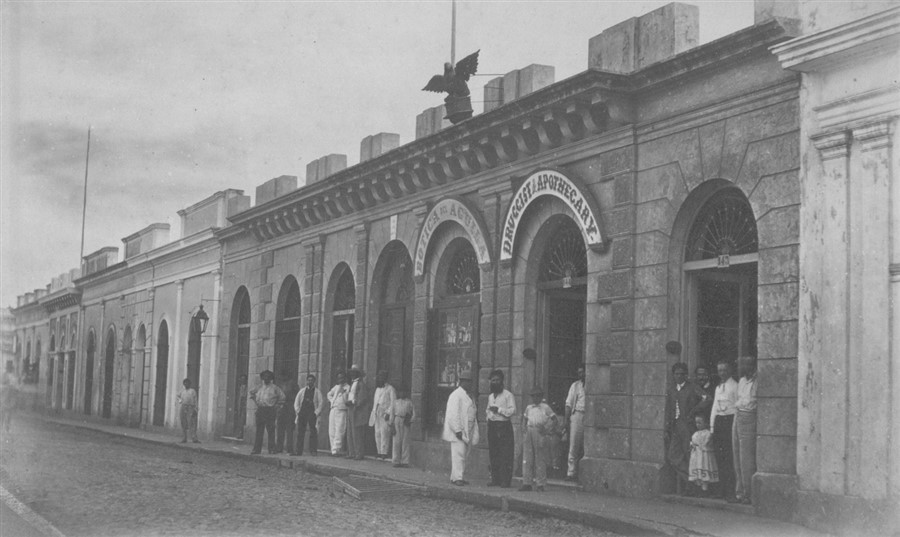 La
ciudad de Rosario a mediados del siglo XIX: Farmacia del Águila, calle Puerto
entre Córdoba y Rioja.