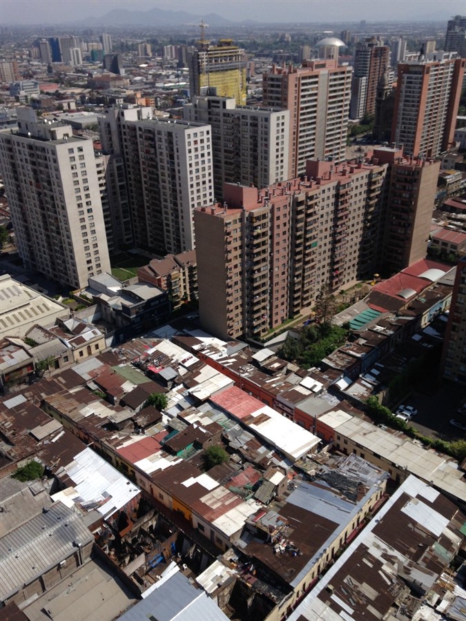 Densificación en el centro. Av. Santa Isabel, Comuna de
Santiago (subsidio para sectores medios, promoción inmobiliaria privada).
