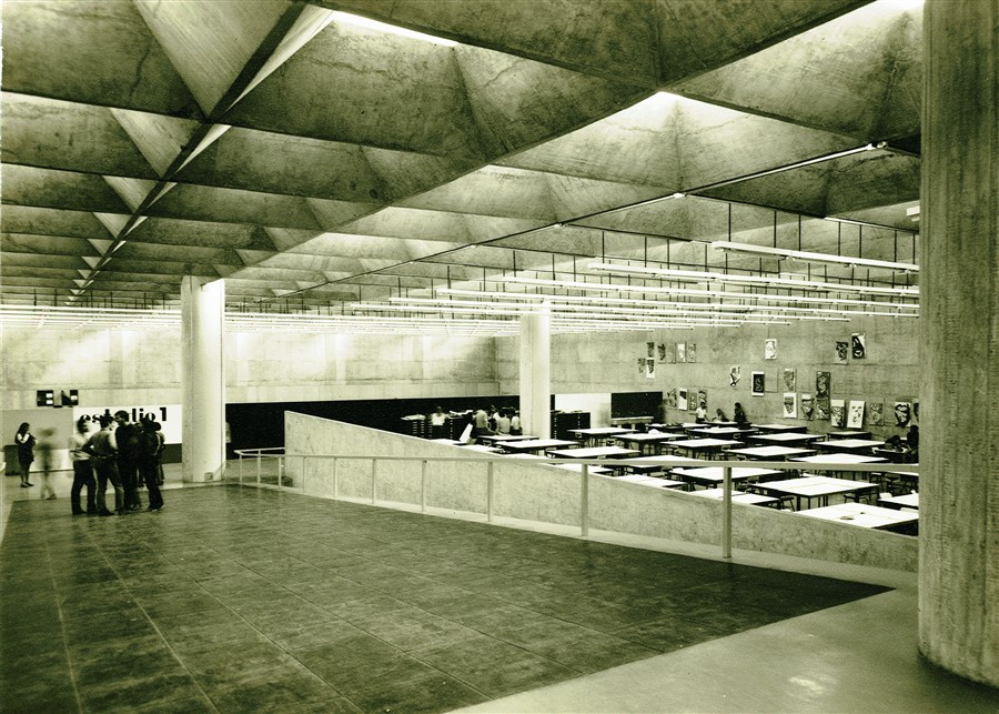 Edificio de la FAU Ciudad Universitaria. Arq. Vilanova Artigas. Talleres 1 y
2. C. 1970. 