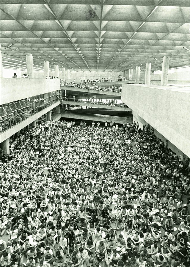 La gran asamblea proamnistía. Salón Caramelo. FAU Ciudad Universitaria. C. 1975. Fotografía: Raul Garcez.