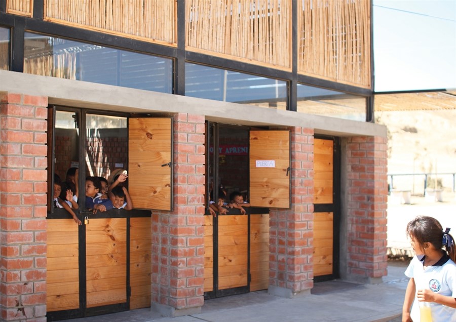  Niños asomados a las ventanas de las aulas de la Escuela Santa Elena de
Piedritas.