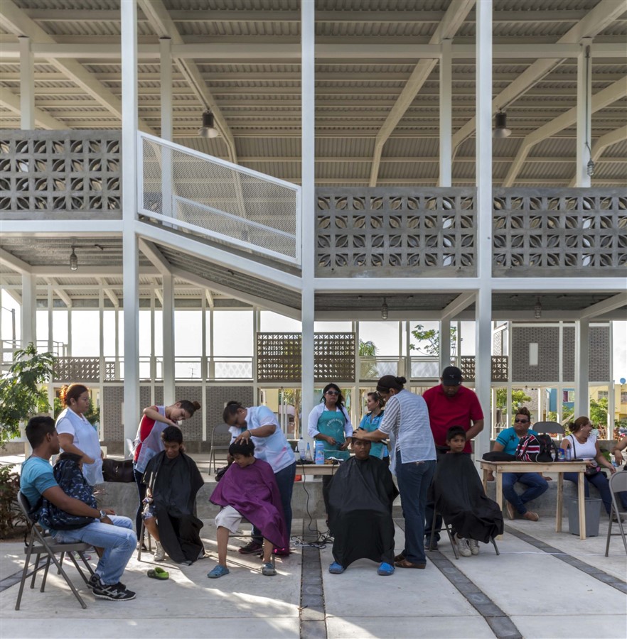 Apropiación para actividades comunitarias de la cancha deportiva, Cancha,
diseñada por la arquitecta Rozana Montiel, en Lagos de Puente Moreno, Veracruz,
México, en 2016. 