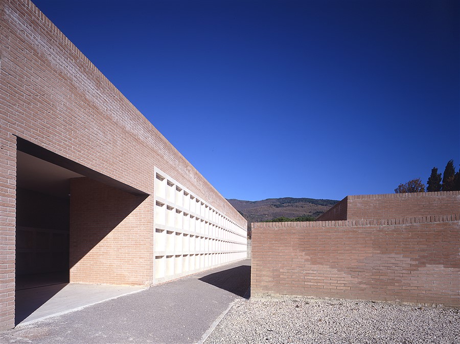 Los patios interiores. Cementerio de Sansepolcro, 1997-2000.