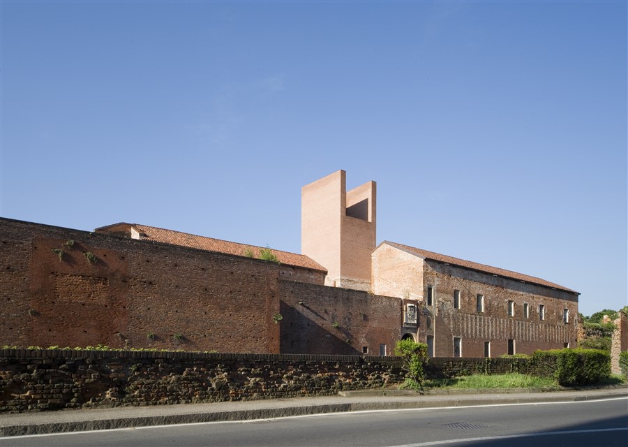 La torre reconstruida. Reconstrucción y restauración del castillo de Novara,
2015.