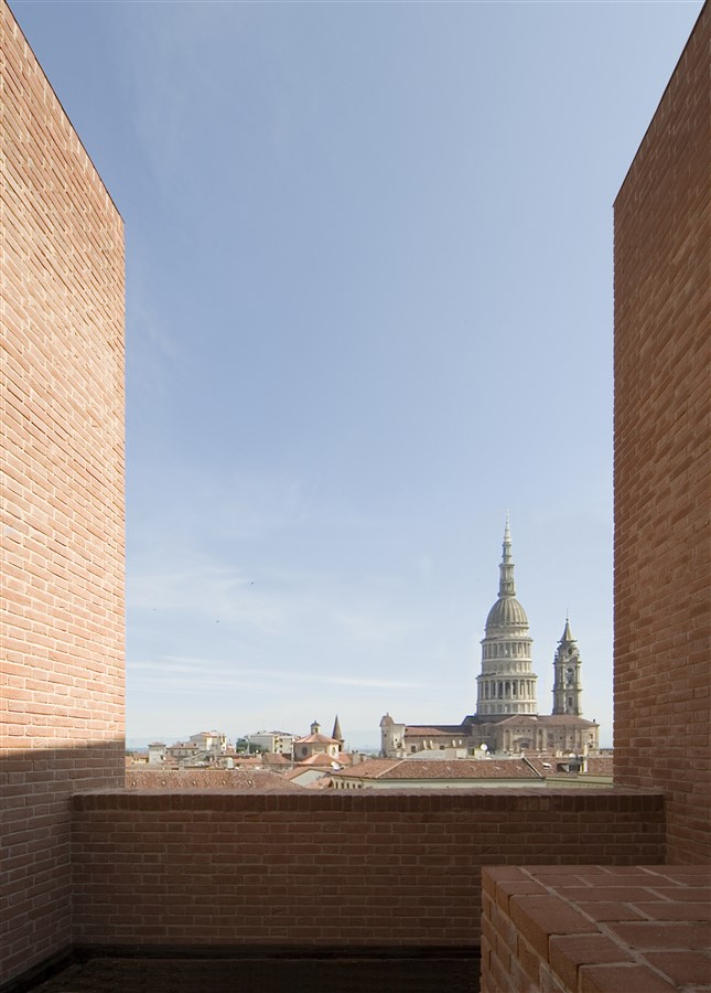 Vista desde la torre hacia la
torre Antonelli. Reconstrucción y restauración del castillo de Novara, 2015.