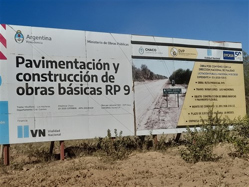 Cartel de obra publicitando la obra de infraestructura vial