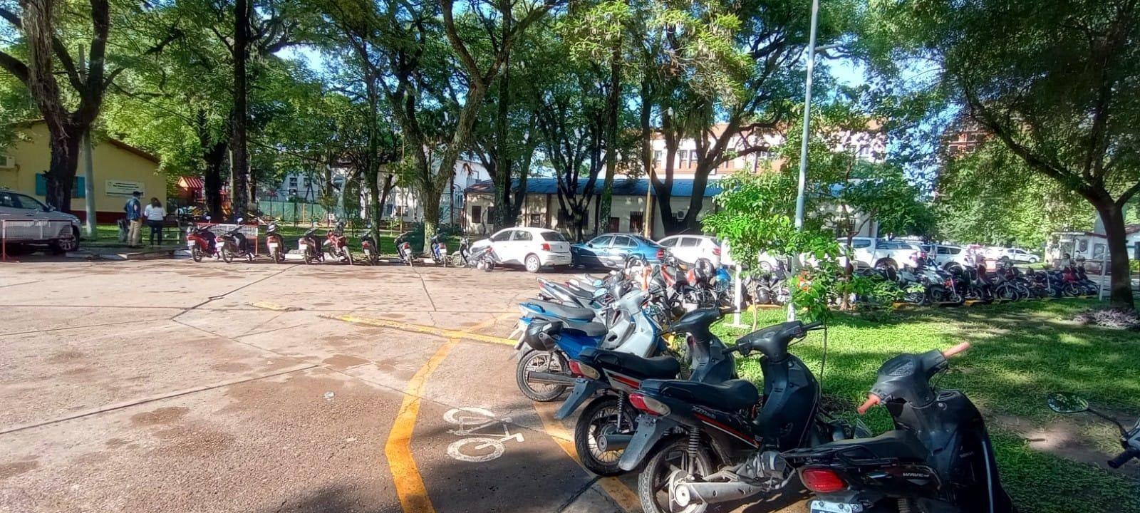 Fotograf&iacute;as de estacionamientos no planificados. Fuente: Ordenamiento del campus UNNE