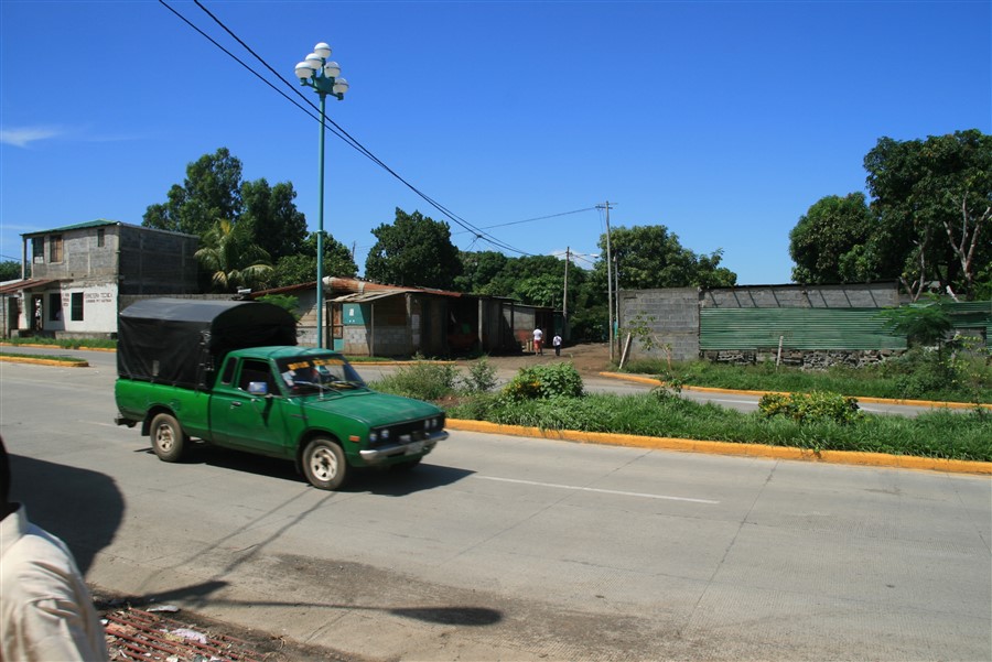 La pista Cardenal Miguel Obando y Bravo dividiendo el barrio Carlos Fonseca en dos.