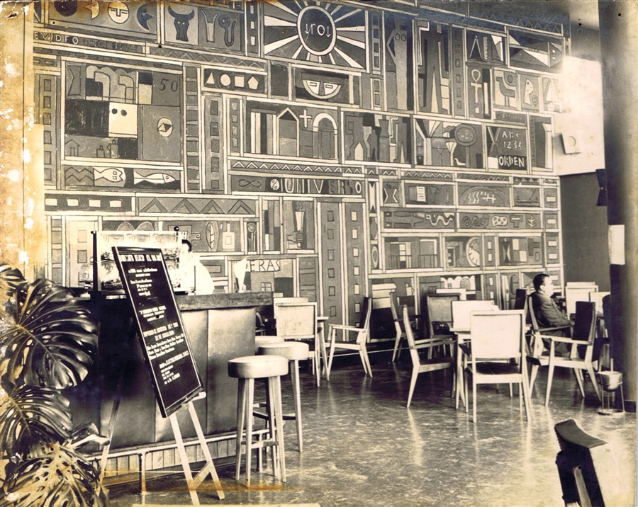 Fotograf&iacute;a de pintura mural realizada por Augusto Torres, ubicado en el sal&oacute;n de fiestas del Sindicato M&eacute;dico. D&eacute;cada de 1950.