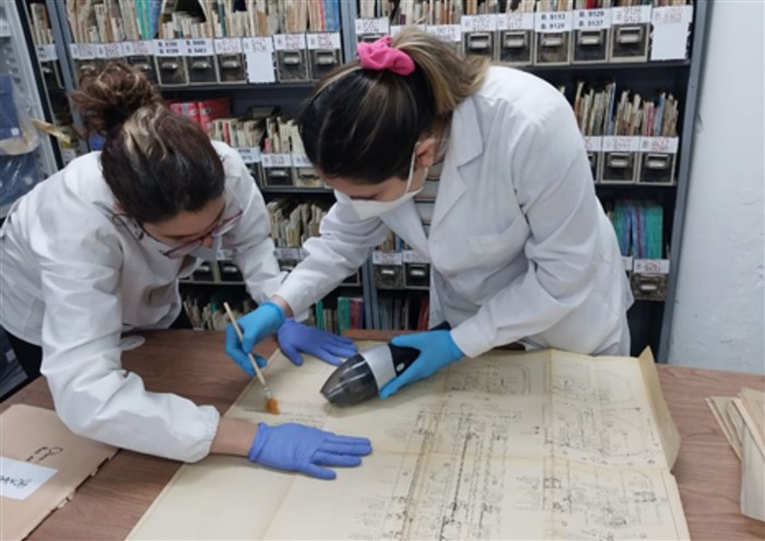 Proceso de conservación preventivo de los fondos del CEDODAL en la Biblioteca del Congreso Nacional.