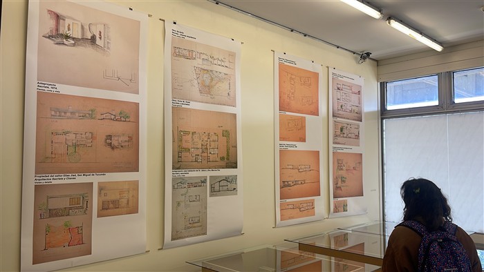 Exposición Huellas de Sacriste, organizada por Acervo FADU (UBA): Biblioteca / Archivo DAR / Archivo de Imágenes Digitales (AID) y Museo de Maquetas, en Biblioteca FADU/UBA, noviembre 2025.