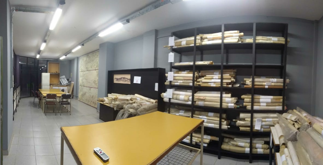Inicios del archivo y organizaci&oacute;n de las unidades documentales (rollos).
